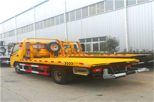 洞口附近拖车救援搭电