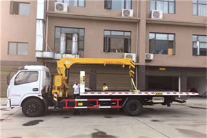 洞口附近汽车轮胎更换